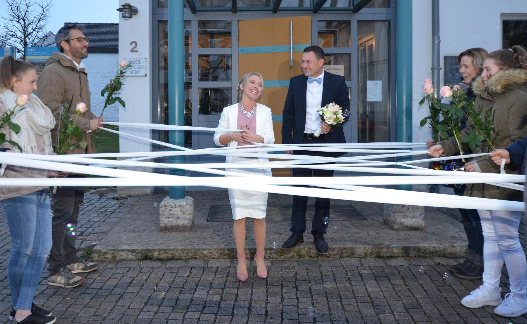 Der frischen Außentemperatur am Sophie-Scholl-Platz setzten Braut und Bräutigam ihre Herzen voller Liebe und Wärme entgegen. Andreas und Stefanie Braun, eine geborene Zeberl, hatten sich zuvor im Trauungszimmer des Berger Rathauses ewige Treue versprochen und waren von Bürgermeister Helmut Himmler zum Ehepaar getraut worden. Ihre Glückwünsche und dazu viele blumige Präsente entboten die nächsten Angehörigen, sowie viele Freunde und Arbeitskollegen der Jungvermählten. Auch die "d’odraden Engelsbuam", die lustigen Stammtischkameraden des Ehemannes, gehörten zur Gratulationsrunde. Kennen und schließlich lieben gelernt haben sich beide bei einem vergnügten Weinfest im Feuerwehrhaus an der Hausheimer Straße. Zur Feier wurde in das Gasthaus-Hotel "Lindenhof" eingeladen. Der neue gemeinsame Lebensweg der Arzthelferin aus Reichenholz und des Service-Technikers aus Berg beginnt in Meilenhofen, wo ein Haus gebaut wurde. Hier geht es zu allen Hochzeiten des Jahres 2018