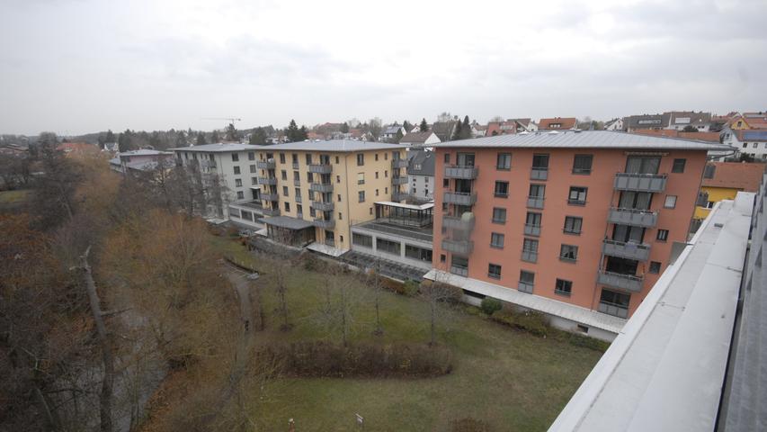 Der Blick vom fünften Stock geht auch zu den Gebäuden entlang der Würzburger Straße.