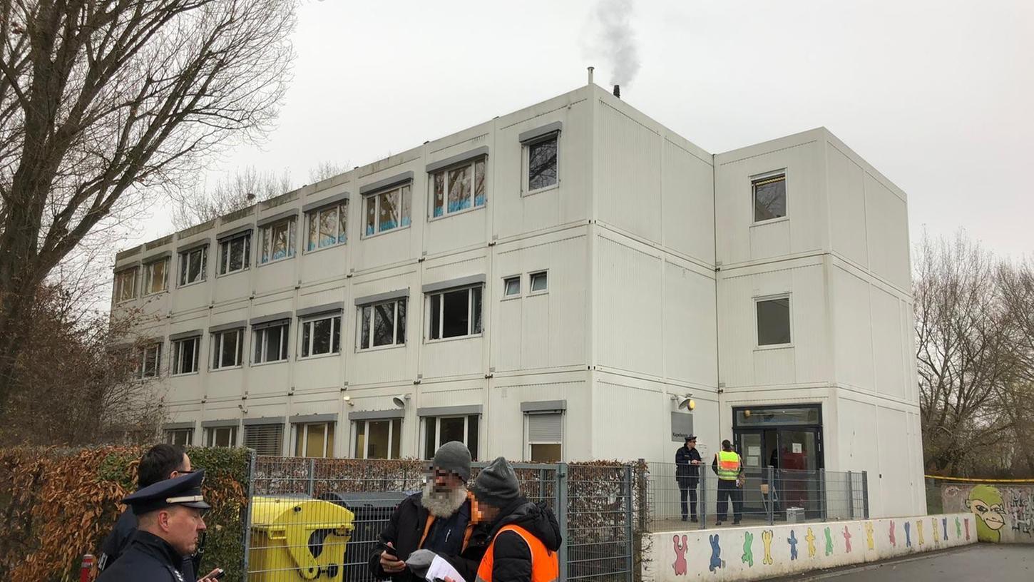 Nachdem am Dienstagmorgen in der Außenstelle der Fürther Ludwig-Erhard-Schule ein Feuer ausgebrochen war, musste das komplette Gebäude geräumt werden.