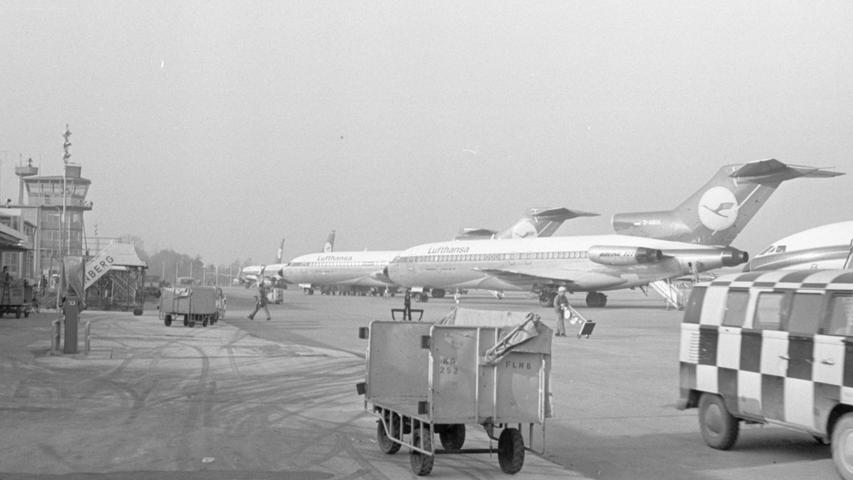 So sah es gestern auf dem Nürnberger Flughafen aus: da die Maschinen pausenlos landeten, gab es auf dem Vorfeld kein freies Plätzchen mehr. Hier geht es zum Kalenderblatt vom 29. November 1968: Ein Massenansturm aus der Luft