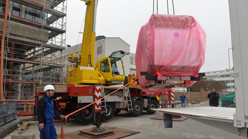 Tonnenschwerer Magnet in Erlanger Uni-Klinikum transportiert