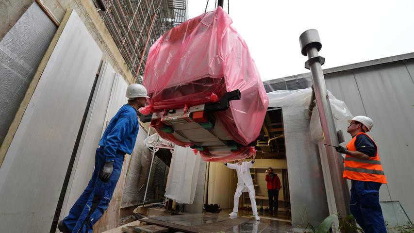 Tonnenschwerer Magnet in Erlanger Uni-Klinikum transportiert