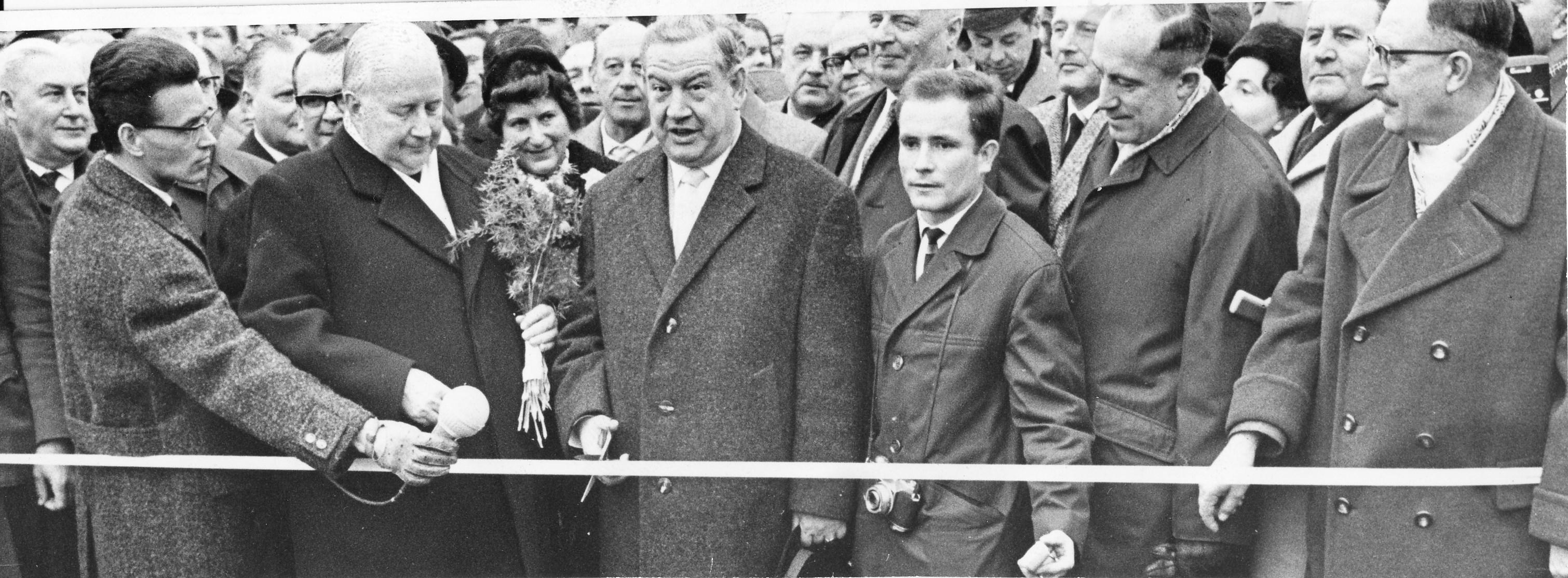 Der damalige Ministerpräsident Bayerns, Alfons Goppel, gibt 1964 das letzte Teilstück Schlüsselfeld-Biebelried der Autobahn von Nürnberg nach Frankfurt frei.