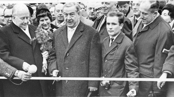Der damalige Ministerpräsident Bayerns, Alfons Goppel, gibt 1964 das letzte Teilstück Schlüsselfeld-Biebelried der Autobahn von Nürnberg nach Frankfurt frei.