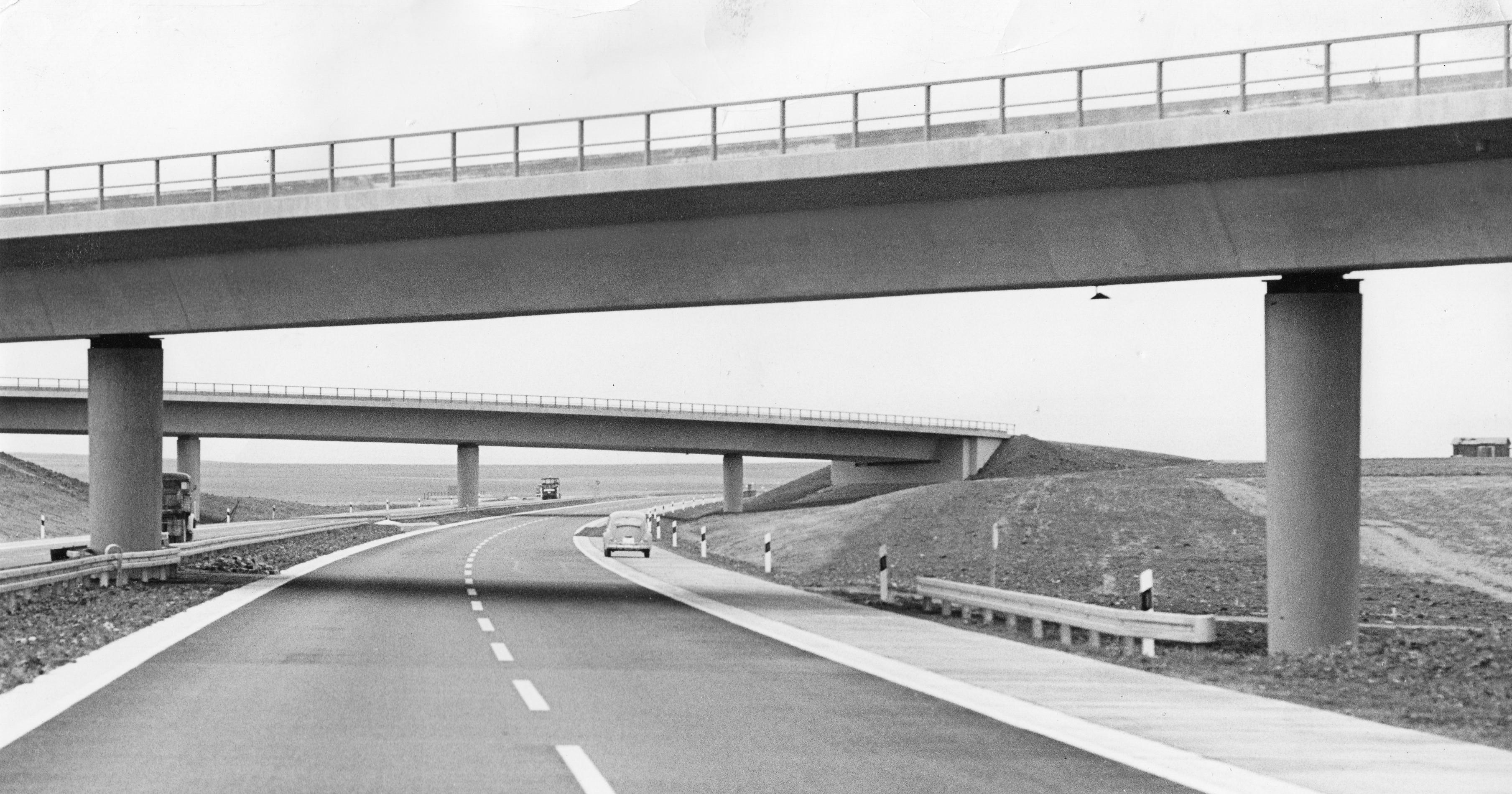 "Dieses Autobahnbild mag als ein Symbol für die Zukunft eines aufstrebenden, den großen Märkten angeschlossenen Wirtschaftsraumes gelten. Freilich ist noch viel zu tun ...", hieß es zu diesem Foto aus dem Jahre 1956.