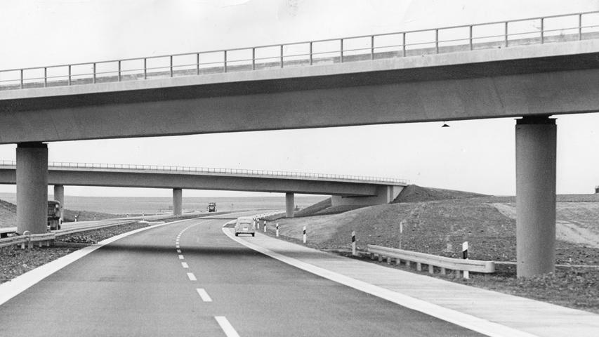 "Dieses Autobahnbild mag als ein Symbol für die Zukunft eines aufstrebenden, den großen Märkten angeschlossenen Wirtschaftsraumes gelten. Freilich ist noch viel zu tun ...", hieß es zu diesem Foto aus dem Jahre 1956.