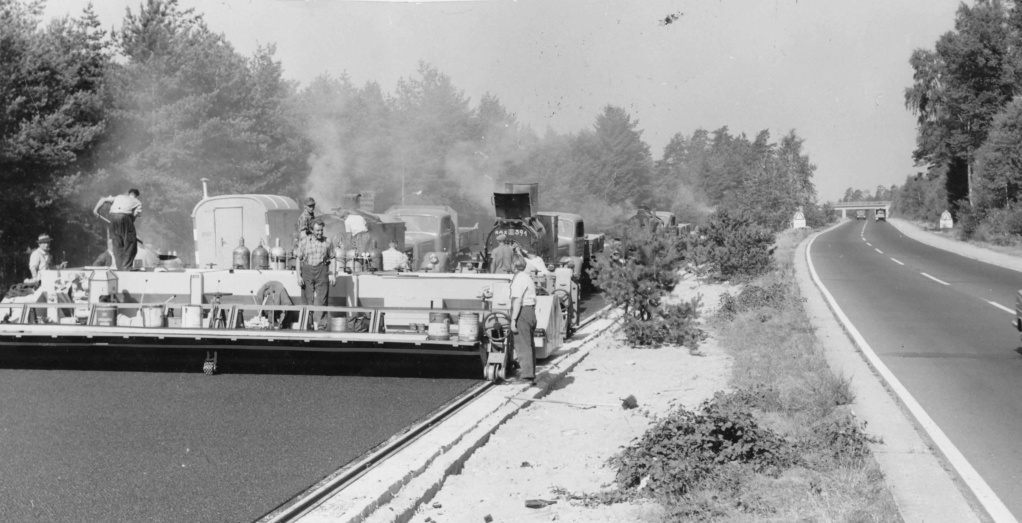 Nach der Autobahn 7, die über 962 Kilometer von der dänischen Grenze bis zur österreichischen Grenze bei Füssen in Bayern führt, ist die A 3 mit einer Streckenlänge von 769 Kilometern die zweitlängste Autobahn in Deutschland - und eine der wichtigsten. Die Straße stellt eine direkte Verbindung der Nordseehäfen mit Süd- und Osteuropa her. Sie führt quer durch die Metropolregion Nürnberg. Vom Steigerwald kommend fährt man auf ihr durch das Tal der Reichen Ebrach nach Höchstadt und den Aischgrund nach Erlangen zum Autobahnkreuz Fürth/Erlangen, mit mehreren Anschlusstellen an Nürnberg vorbei zum Kreuz Altdorf, weiter durch das Schwarzachtal Richtung Neumarkt und dann nach Regensburg. Sie hat eine viele jahrzehntelange Geschichte. "Autobahn kommt schnell voran", hieß es vor fast 60 Jahren in den Nürnberger Nachrichten, als die Fahrbahndecke zwischen Nürnberg-Nord und Tennenlohe aufgetragen wurde. Täglich wurden 250 Tonnen Asphalt verbraucht.