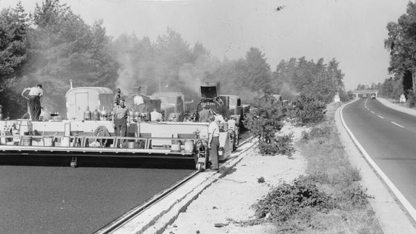 Nach der Autobahn 7, die über 962 Kilometer von der dänischen Grenze bis zur österreichischen Grenze bei Füssen in Bayern führt, ist die A 3 mit einer Streckenlänge von 769 Kilometern die zweitlängste Autobahn in Deutschland - und eine der wichtigsten. Die Straße stellt eine direkte Verbindung der Nordseehäfen mit Süd- und Osteuropa her. Sie führt quer durch die Metropolregion Nürnberg. Vom Steigerwald kommend fährt man auf ihr durch das Tal der Reichen Ebrach nach Höchstadt und den Aischgrund nach Erlangen zum Autobahnkreuz Fürth/Erlangen, mit mehreren Anschlusstellen an Nürnberg vorbei zum Kreuz Altdorf, weiter durch das Schwarzachtal Richtung Neumarkt und dann nach Regensburg. Sie hat eine viele jahrzehntelange Geschichte. "Autobahn kommt schnell voran", hieß es vor fast 60 Jahren in den Nürnberger Nachrichten, als die Fahrbahndecke zwischen Nürnberg-Nord und Tennenlohe aufgetragen wurde. Täglich wurden 250 Tonnen Asphalt verbraucht.