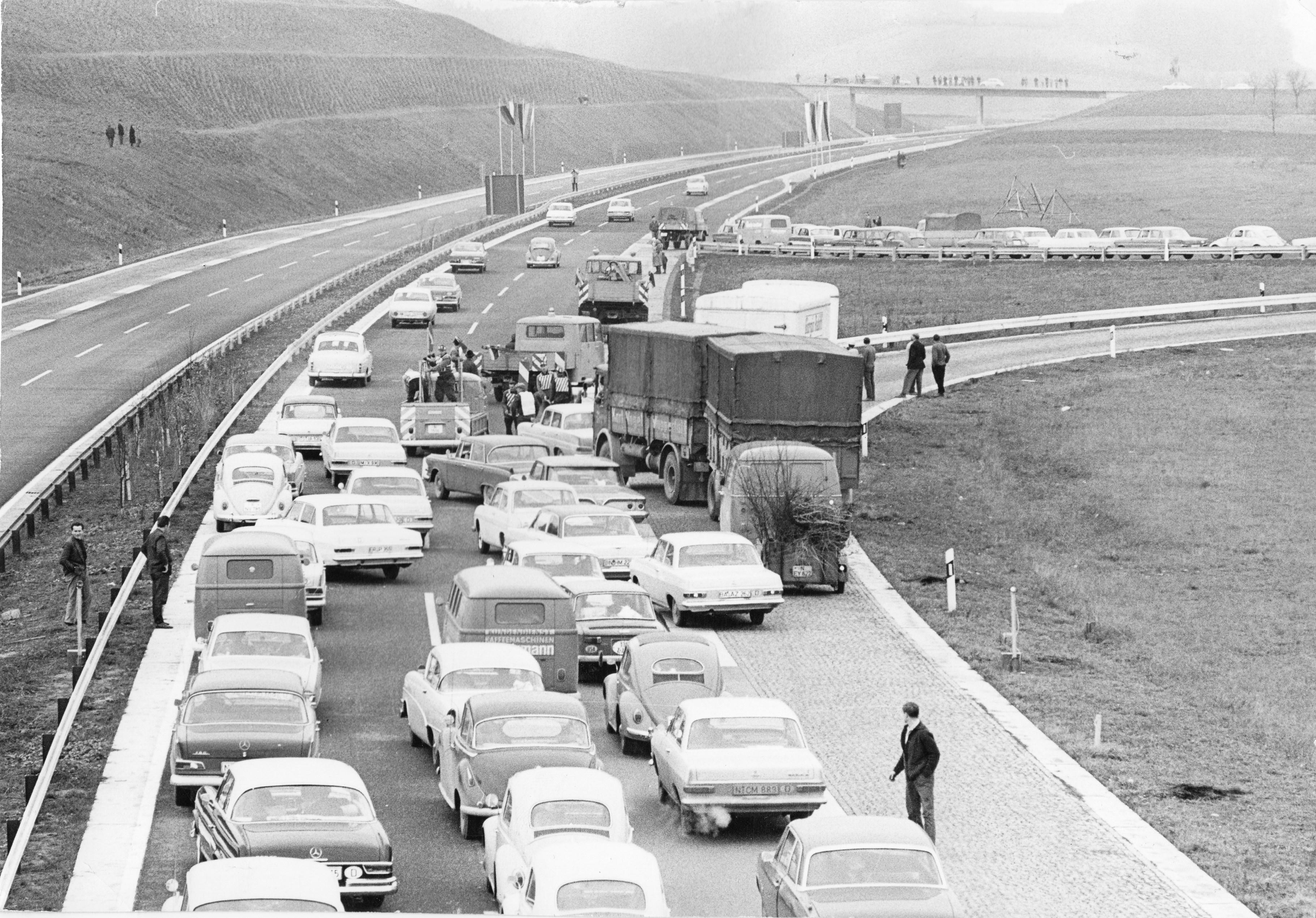 Bei Schlüsselfeld staute sich 1964 der Verkehr, bevor die Strecke von Bundesverkehrsminister Hans-Christian Seebohm freigegeben wurde.