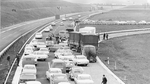 Bei Schlüsselfeld staute sich 1964 der Verkehr, bevor die Strecke von Bundesverkehrsminister Hans-Christian Seebohm freigegeben wurde.