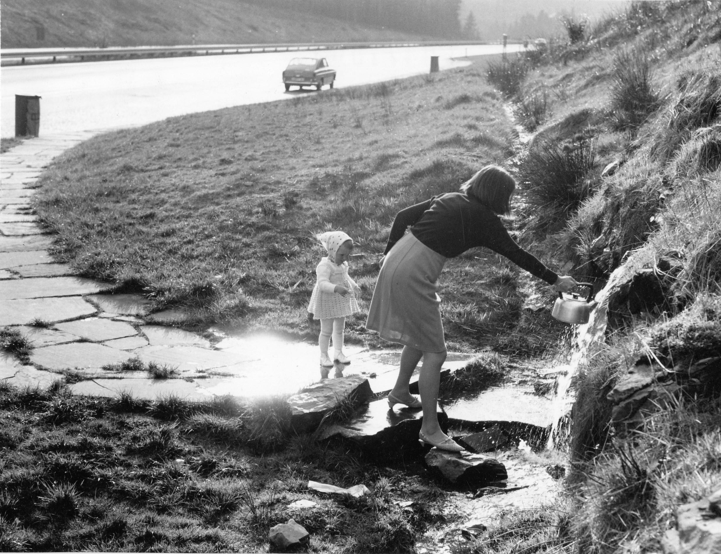Im Spessart bei Rohrbrunn wurde beim Autobahnbau 1967 eine Wasserader freigelegt. Entdeckt haben sie Fernfahrer und ständige Autobahnbenutzer. Manche stoppten trotz Halteverbot und Strafzettel, um sich bei dem kostenlosen Nass zu bedienen. Später sorgte das Autobahnamt Nürnberg für einen Parkplatz, fasste die Quelle und legte einen Fußweg dorthin an.