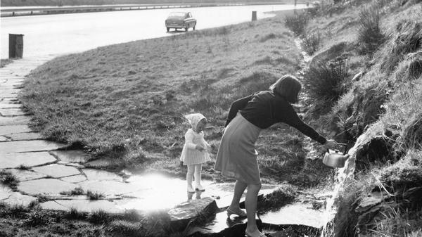 Im Spessart bei Rohrbrunn wurde beim Autobahnbau 1967 eine Wasserader freigelegt. Entdeckt haben sie Fernfahrer und ständige Autobahnbenutzer. Manche stoppten trotz Halteverbot und Strafzettel, um sich bei dem kostenlosen Nass zu bedienen. Später sorgte das Autobahnamt Nürnberg für einen Parkplatz, fasste die Quelle und legte einen Fußweg dorthin an.