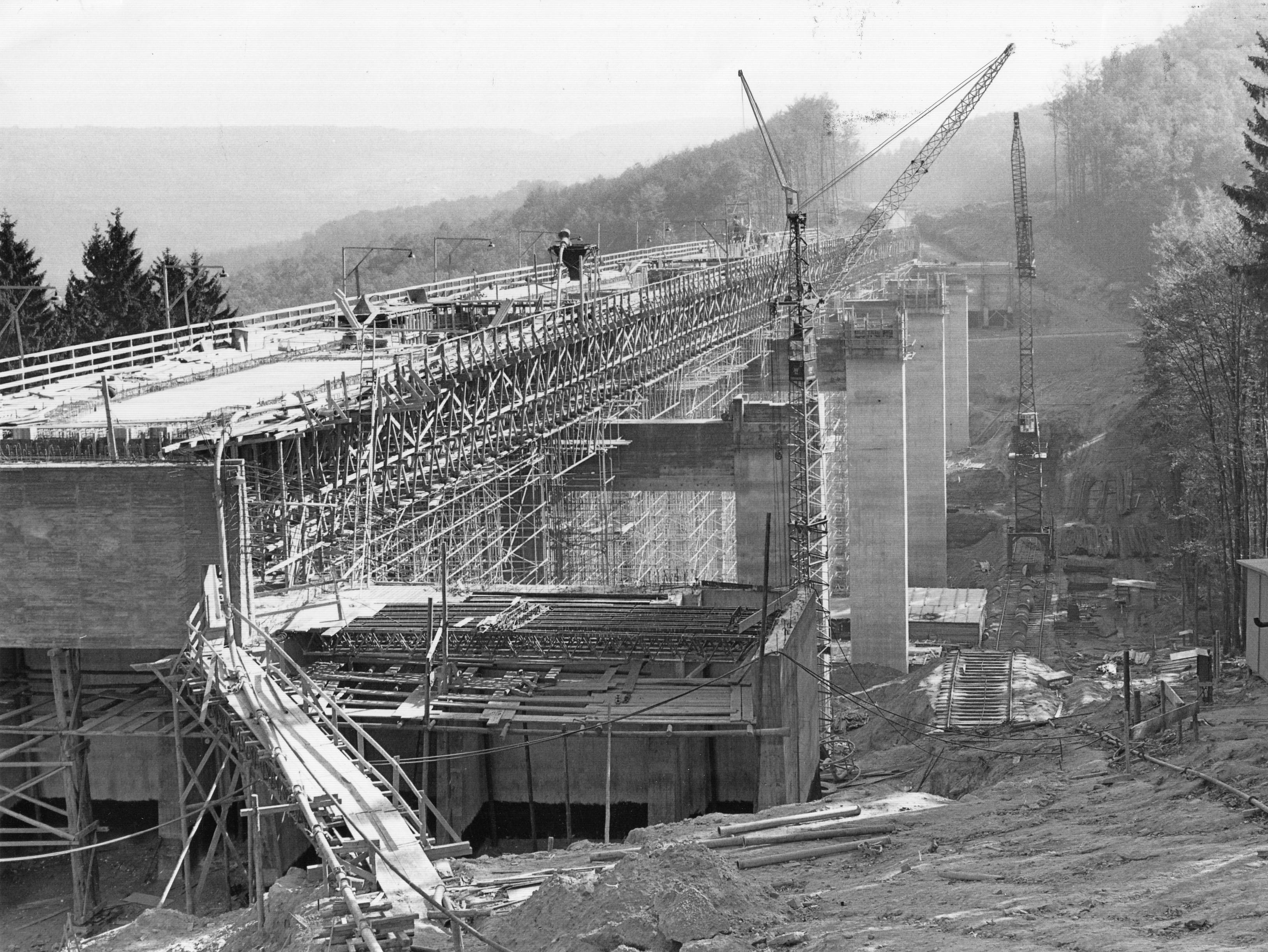 Hier wird an der Rohrbergbrücke über den Main gebaut.