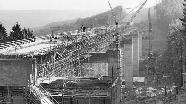 Hier wird an der Rohrbergbrücke über den Main gebaut.