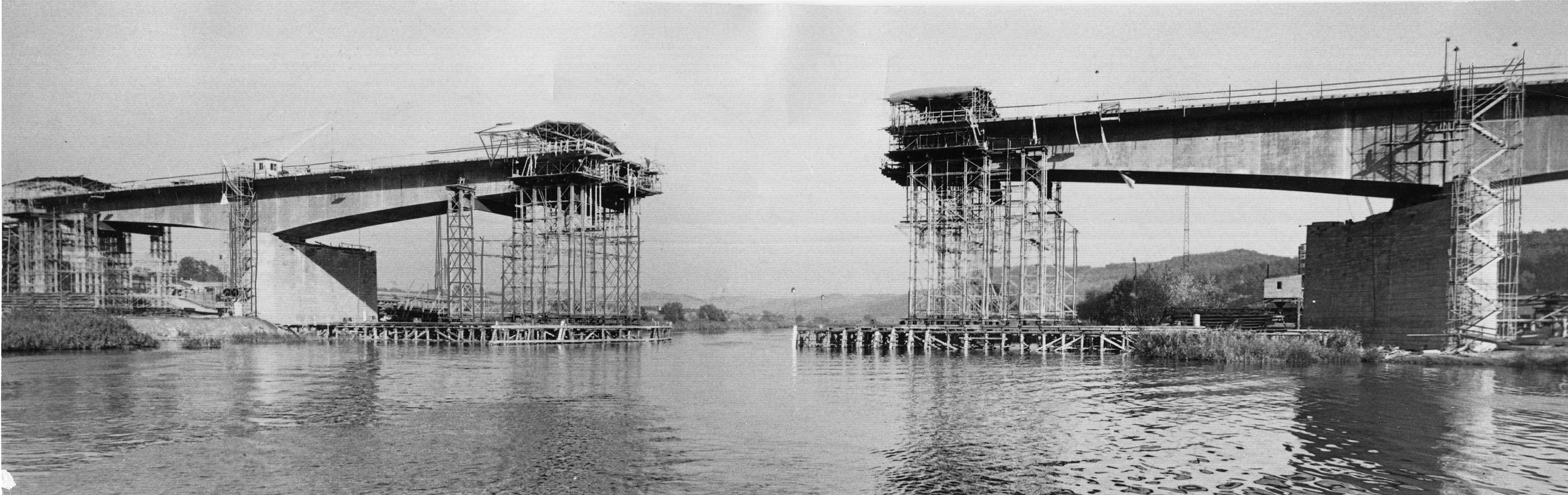 Es mussten gewaltige Autobahnbrücken gebaut werden. Die bei Bettingen im Spessart gehörte Ende der 1950er Jahre mit einer Stützweite von 140 Metern zu einer der größten Spannbetonbrücken, die bis dahin gebaut worden waren.