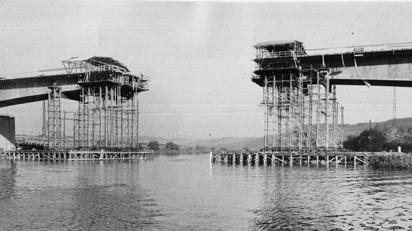 Es mussten gewaltige Autobahnbrücken gebaut werden. Die bei Bettingen im Spessart gehörte Ende der 1950er Jahre mit einer Stützweite von 140 Metern zu einer der größten Spannbetonbrücken, die bis dahin gebaut worden waren.