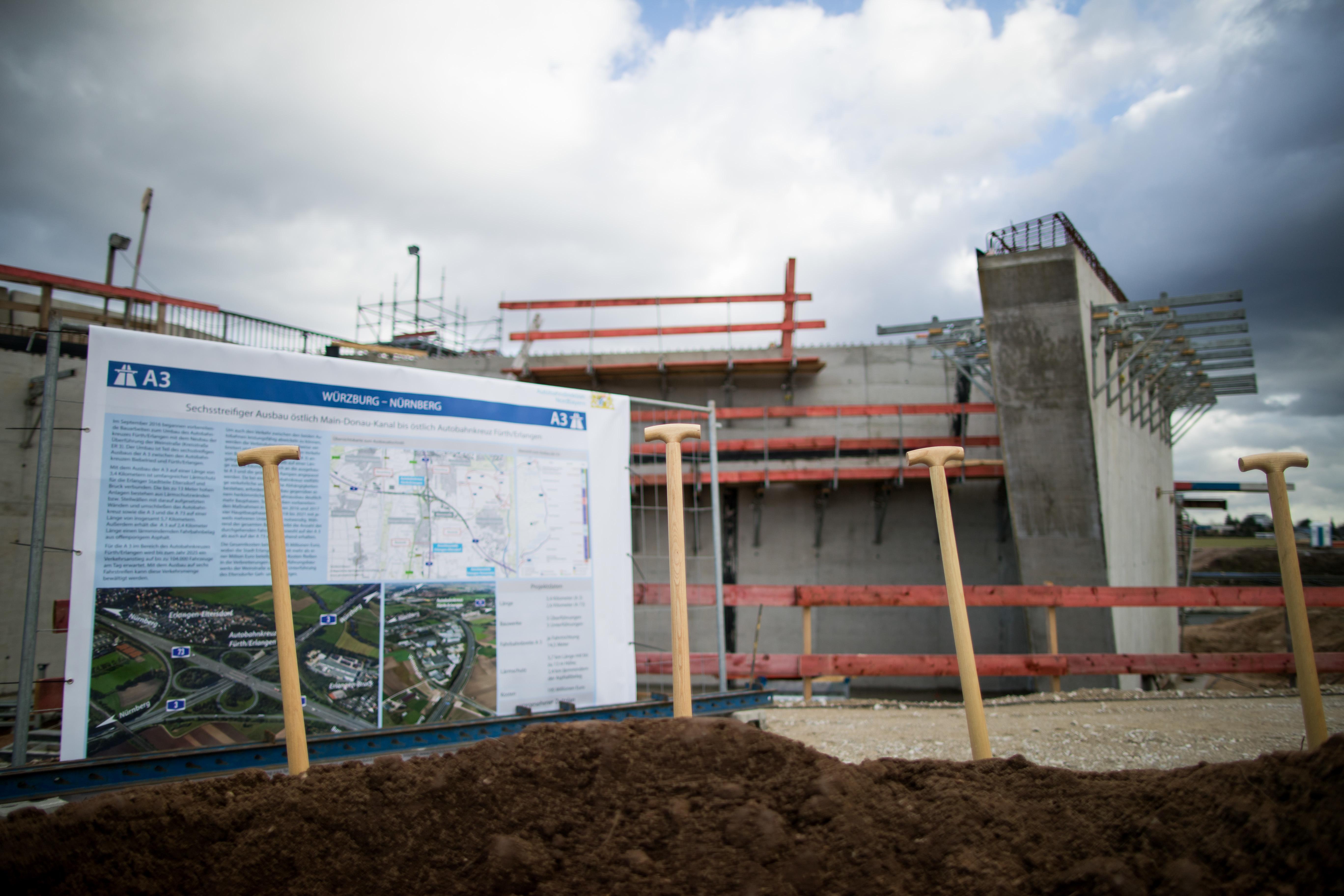Das Gerät steht bereit: Im Frühjahr 2017 erfolgte der symbolische Spatenstich zum offiziellen Start des sechsstreifigen Ausbau der A3 östlich von Erlangen.