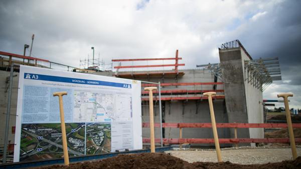 Das Gerät steht bereit: Im Frühjahr 2017 erfolgte der symbolische Spatenstich zum offiziellen Start des sechsstreifigen Ausbau der A3 östlich von Erlangen.