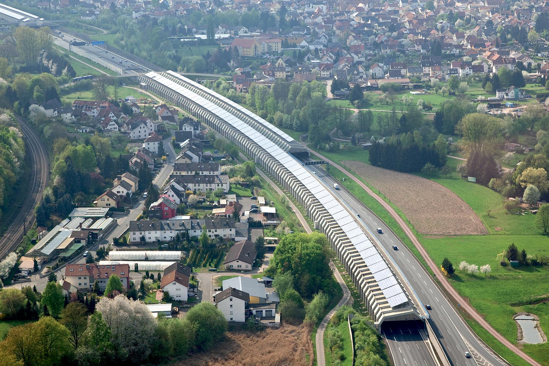 Bei Hösbach an an der A3 zwischen Würzburg und Frankfurt wurde die längste Photovoltaik-Anlage der Welt errichtet.