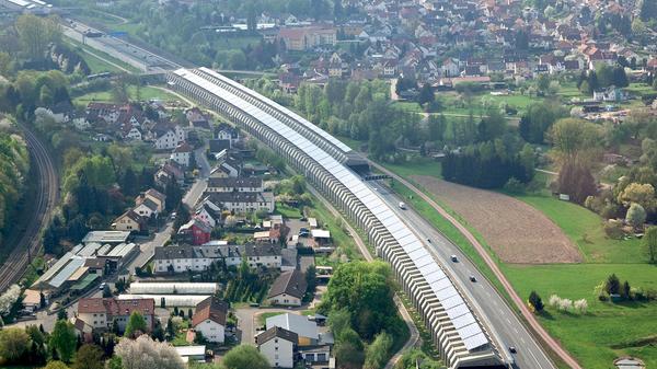 Bei Hösbach an an der A3 zwischen Würzburg und Frankfurt wurde die längste Photovoltaik-Anlage der Welt errichtet.