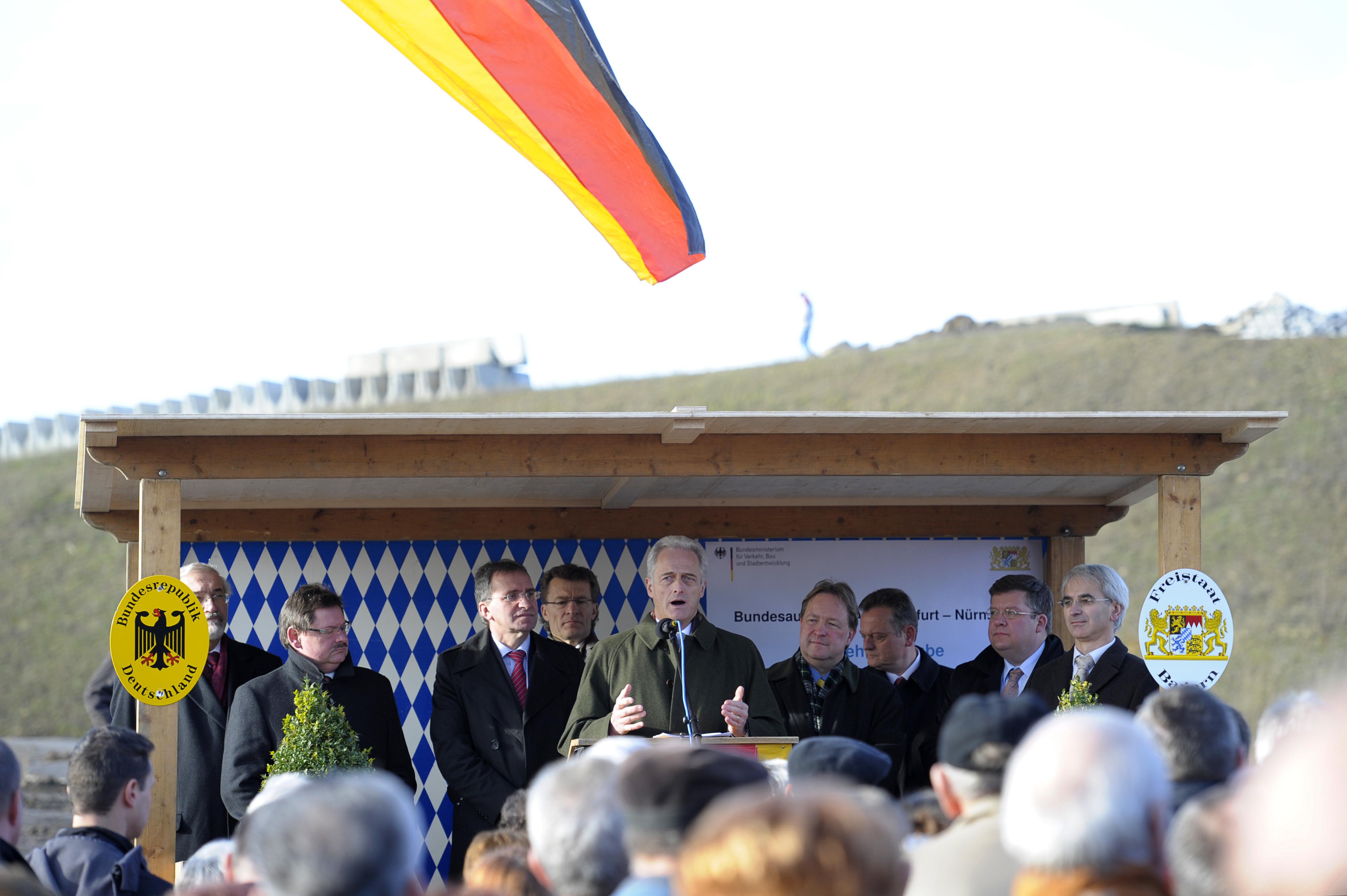 Der damalige Bundesverkehrsminister Peter Ramsauer gab 2009 neben der A3 bei Kist nahe Würzburg auf einem Teilstück offiziell sechs Fahrstreifen frei. In Spitzenzeiten sind dort 100.000 Fahrzeuge unterwegs, bis zu 30 Prozent davon sind Lastwagen.