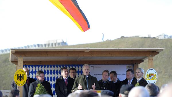 Der damalige Bundesverkehrsminister Peter Ramsauer gab 2009 neben der A3 bei Kist nahe Würzburg auf einem Teilstück offiziell sechs Fahrstreifen frei. In Spitzenzeiten sind dort 100.000 Fahrzeuge unterwegs, bis zu 30 Prozent davon sind Lastwagen.