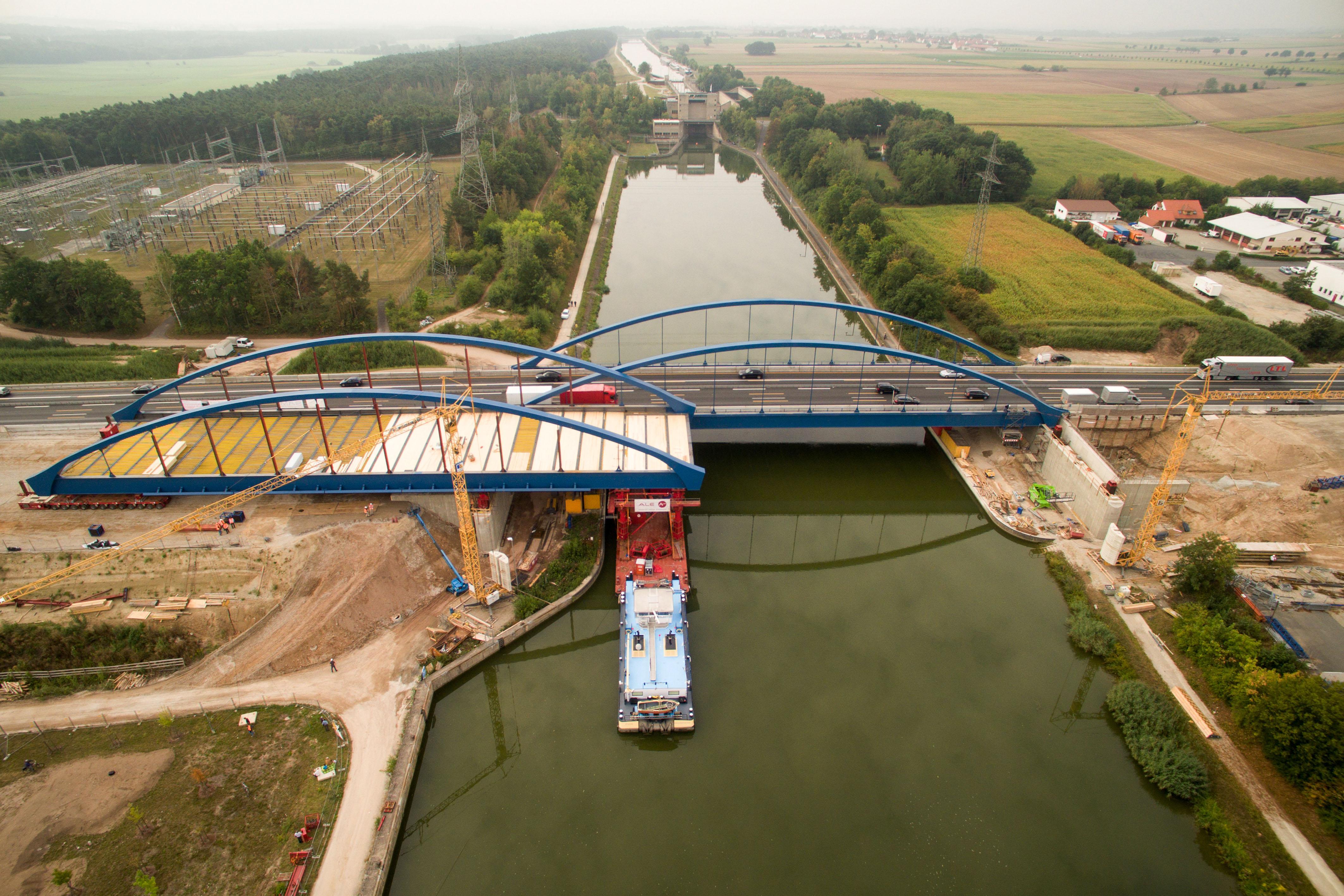 Im Sommer 2015 wurde bei Nürnberg eine rund 880 Tonnen schwere Stahl-Stabbogenbrücke über den Main-Donau-Kanal eingeschoben.