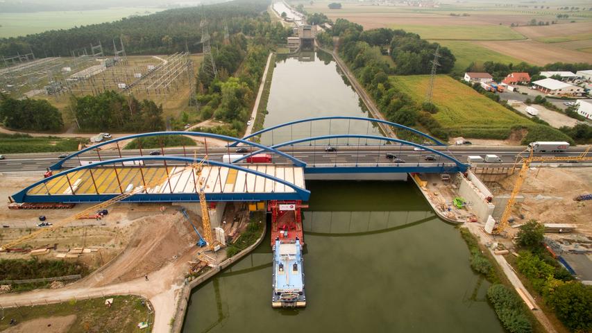 Im Sommer 2015 wurde bei Nürnberg eine rund 880 Tonnen schwere Stahl-Stabbogenbrücke über den Main-Donau-Kanal eingeschoben.