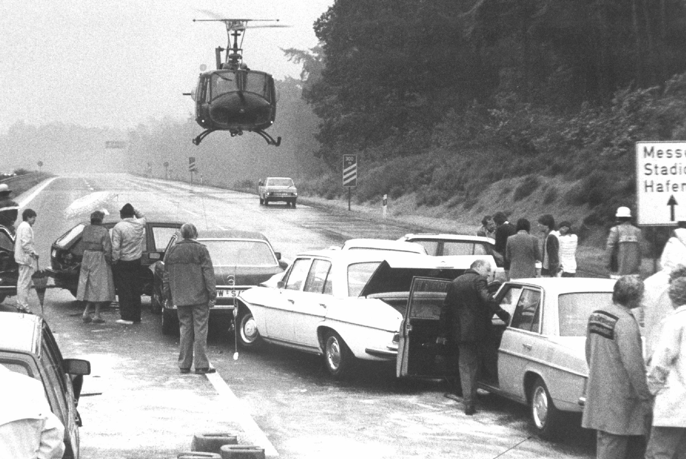 Unfälle gehören bedauerlicherweise zu jedem Verkehr - auch auf einer Autobahn. Hier erforderte eine Karambolage in der Nähe von Nürnberg-Nord zu Beginn der 1980er Jahre einen Hubschraubereinsatz.