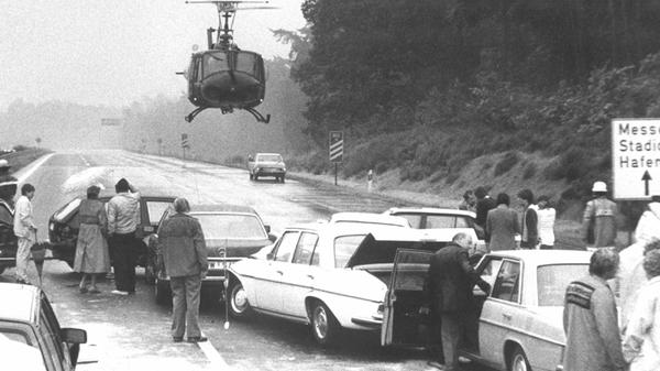 Unfälle gehören bedauerlicherweise zu jedem Verkehr - auch auf einer Autobahn. Hier erforderte eine Karambolage in der Nähe von Nürnberg-Nord zu Beginn der 1980er Jahre einen Hubschraubereinsatz.