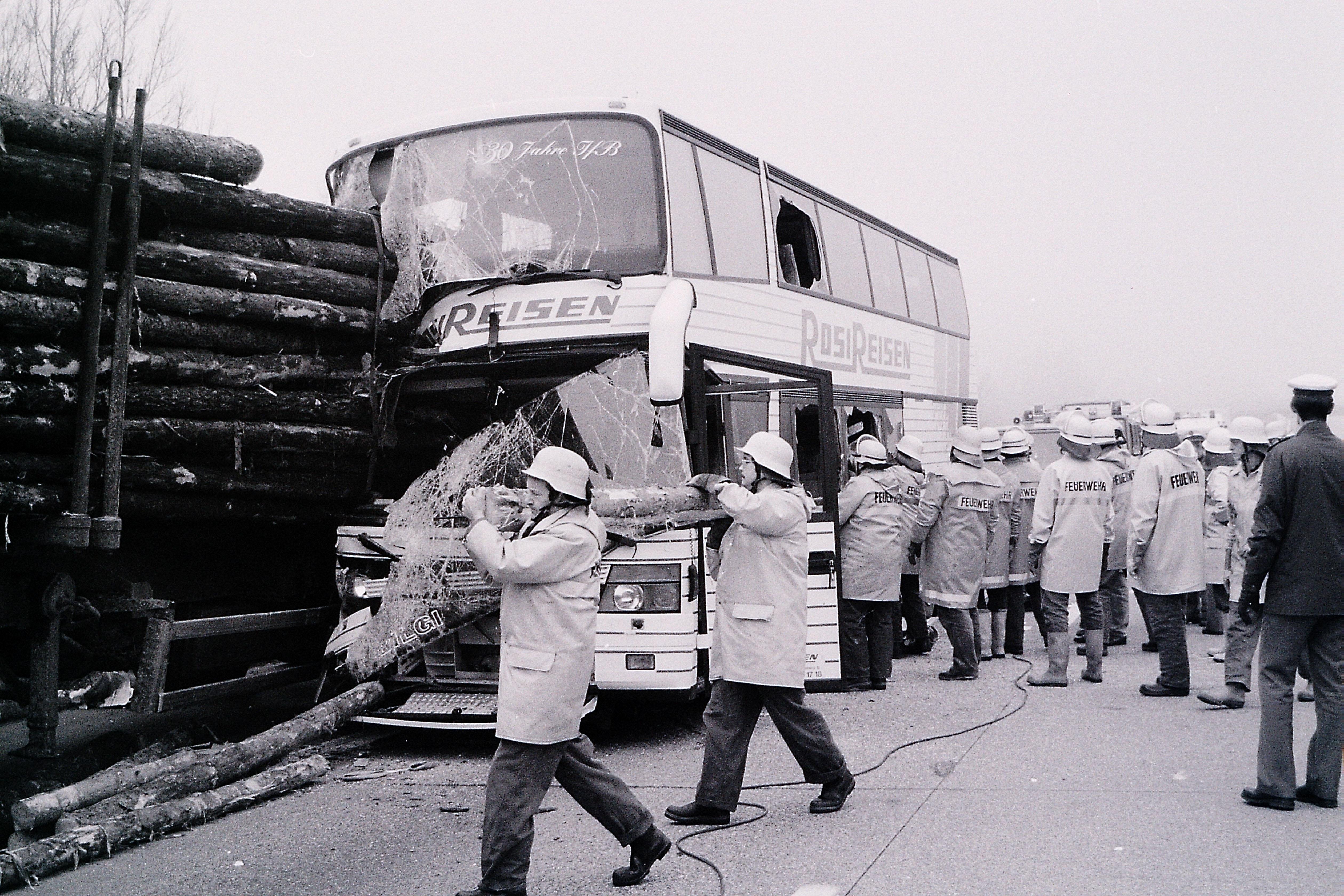Bei diesem spektakulären Unglück bei Nürnberg gab es mehrere Tote und Verletzte. Ein Bus war bei Nürnberg in einen Holztransporter gefahren.