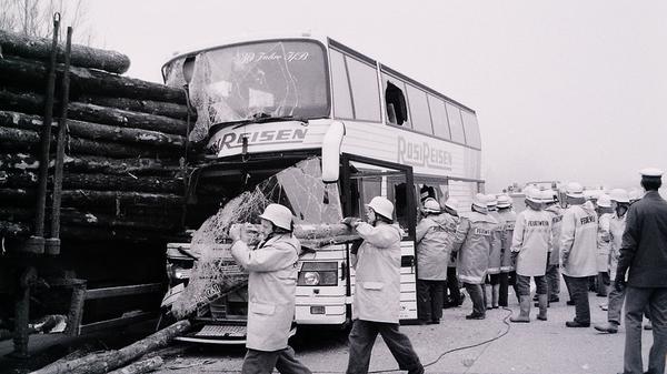 Bei diesem spektakulären Unglück bei Nürnberg gab es mehrere Tote und Verletzte. Ein Bus war bei Nürnberg in einen Holztransporter gefahren.