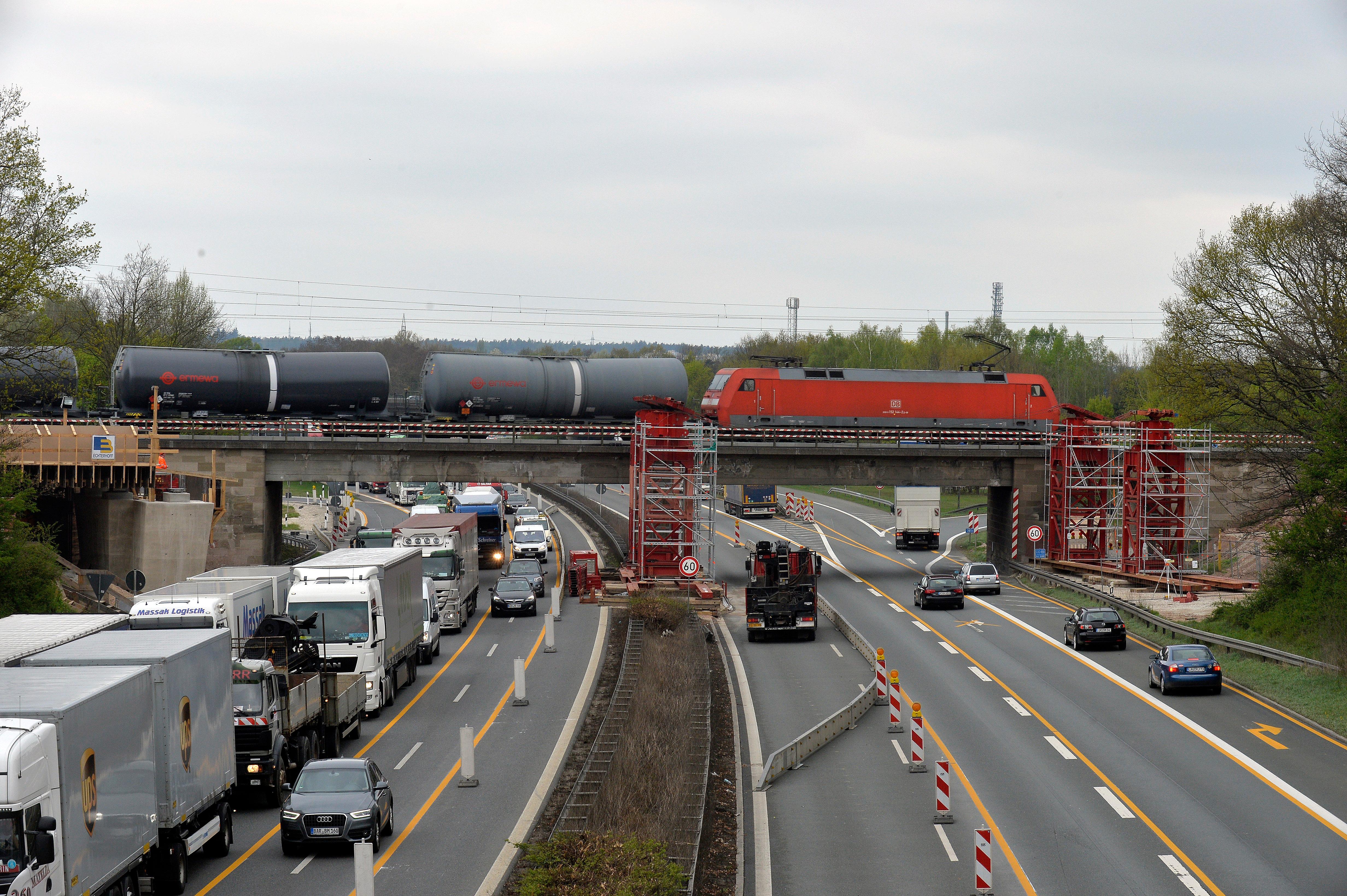 Der S-Bahnbau verlangt mehr Raum: Kurz vor dem Autobahnkreuz Fürth/Erlangen wurde deshalb 2014 eine neue Brücke gebaut.Die Konstruktion wurde als Ganzes über die Autobahn geschoben.