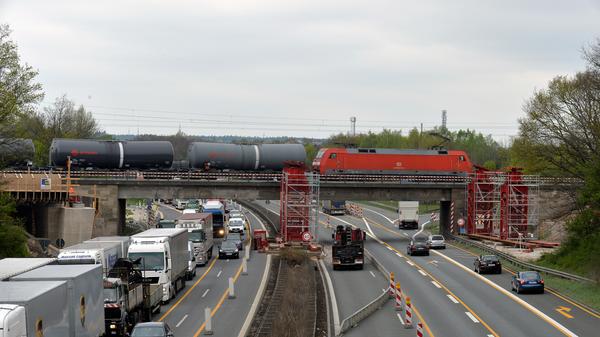Der S-Bahnbau verlangt mehr Raum: Kurz vor dem Autobahnkreuz Fürth/Erlangen wurde deshalb 2014 eine neue Brücke gebaut.Die Konstruktion wurde als Ganzes über die Autobahn geschoben.
