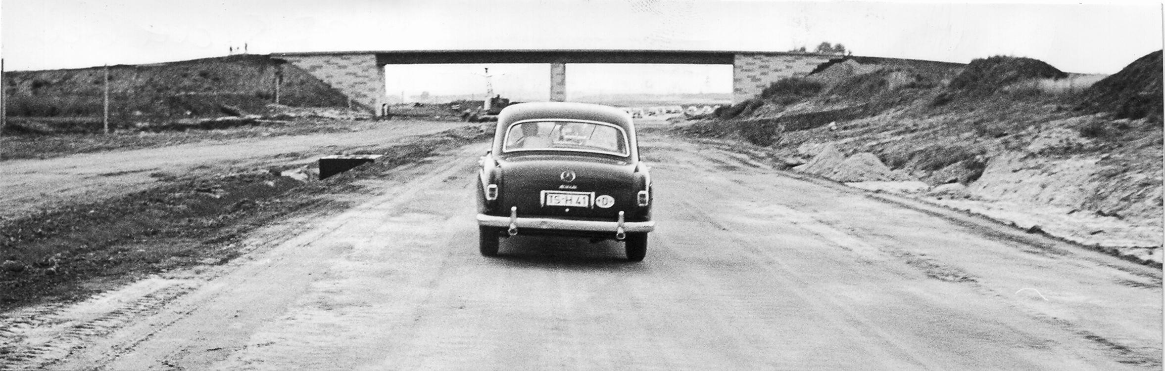 Hinter der Autobahneinfahrt Tennenlohe zeichnen sich 1960 schon die Fahrbahnen ab, aber es fehlt ihnen noch die Asphaltdecke.