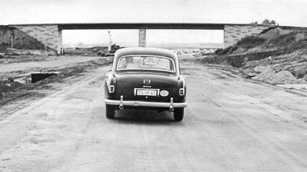 Hinter der Autobahneinfahrt Tennenlohe zeichnen sich 1960 schon die Fahrbahnen ab, aber es fehlt ihnen noch die Asphaltdecke.