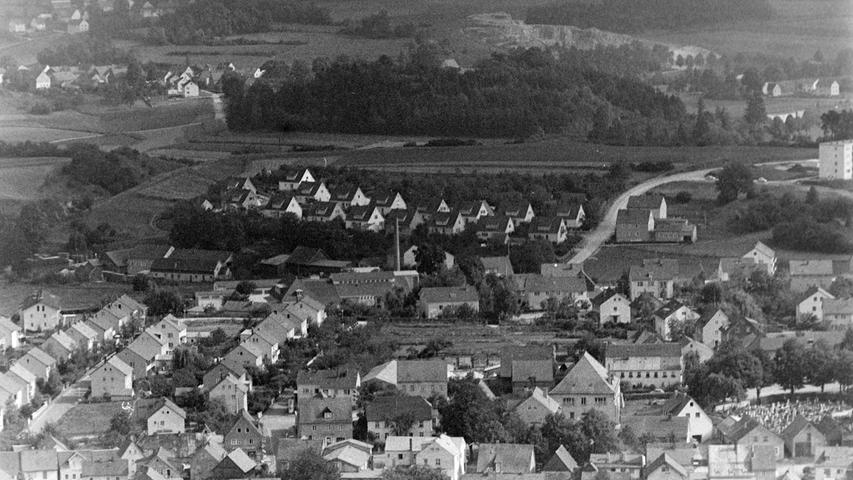 Wie sehr sich die Stadt Pegnitz in den vergangenen 50 Jahren verändert hat, beweist dieser Blick vom Aussichtsturm am Schloßberg aus dem Jahr 1968. Vor allem im Wohnungsbau hat sich viel getan, etwa auf dem Gelände der Gärtnerei Hoffmann (Bild Mitte) oder im Bereich Wasserberg und entlang der Hans-Böckler-Straße. Auch der Milchhof (zu erkennen am Schlot) hat längst einem Seniorenheim Platz gemacht.