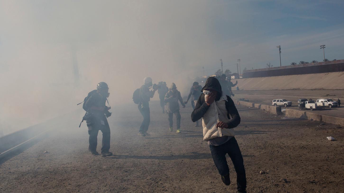 Tijuana: Migranten fliehen vor Tränengas, das von US-Sicherheitskräften am Grenzübergang Chaparral zu den USA eingesetzt wurde.
