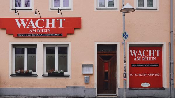 Die Wacht am Rhein ist Treffpunkt für alle Nachtschwärmer und Freunde der Afterhour. Mittwoch bis Samstag öffnet die Wacht ihre Pforten um exakt 23.59 Uhr und das Küchen- und Barteam steht Gästen bis mindestens 7 Uhr morgens zur Verfügung. Hungrig in der Nacht? Auf geht's in die Wacht!