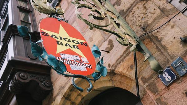 Uriges Kneipenambiente in einem Altstadtgebäude aus dem 16. Jahrhundert erwartet die Besucher der Saigon Bar. Die Bar hat Montag bis Donnerstag von 21 bis 4 Uhr geöffnet und Freitag und Samstag 21 bis 5 Uhr.