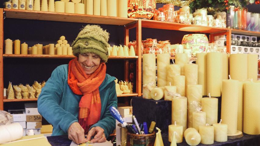 Camilla, die Prinzessin genannt, ist seit 10 Jahren auf dem Markt. Sie verkauft handgeknetete Bienenwachskerzen, die von einer Behindertenwerkstatt hergestellt werden. "Die Farbe der Kerzen ist unterschiedlich und hängt von dem Flugraum der Bienen ab", erklärt Camilla.