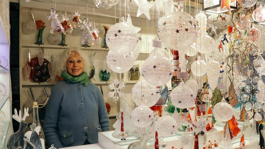 Die Glaskunst-Werkstatt ist aus Freiburg zu Gast. Ingrid Roeder arbeitet seit über 10 Jahren auf dem Christkindlesmarkt und kann die Eröffnung nicht mehr erwarten.