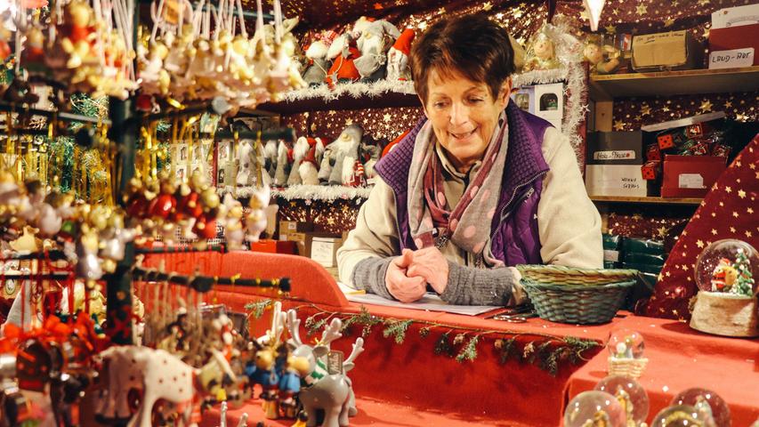 "Hoffentlich regnet es am Freitag nicht", wünscht sich Gisela Schaar. Sie ist mit ihrem Christbaumschmuck seit 40 Jahren auf dem Christkindlesmarkt vertreten.