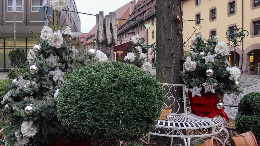 Gäste, die zwischen dem Hans-Sachs-Platz und dem Hauptmarkt hin und her pendeln, erfahren auch auf dem Weg weihnachtliches Flair. Selbst die kleine Insel am Heilig-Geist-Spital wurde liebevoll dekoriert.