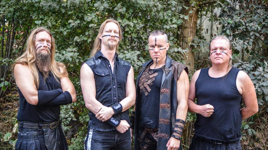 Die Finnen von Ensiferum haben für ihre Fans Viking- und Folk-Metal parat. Untermalt wird das alles mit entsprechenden Bühnenshows.