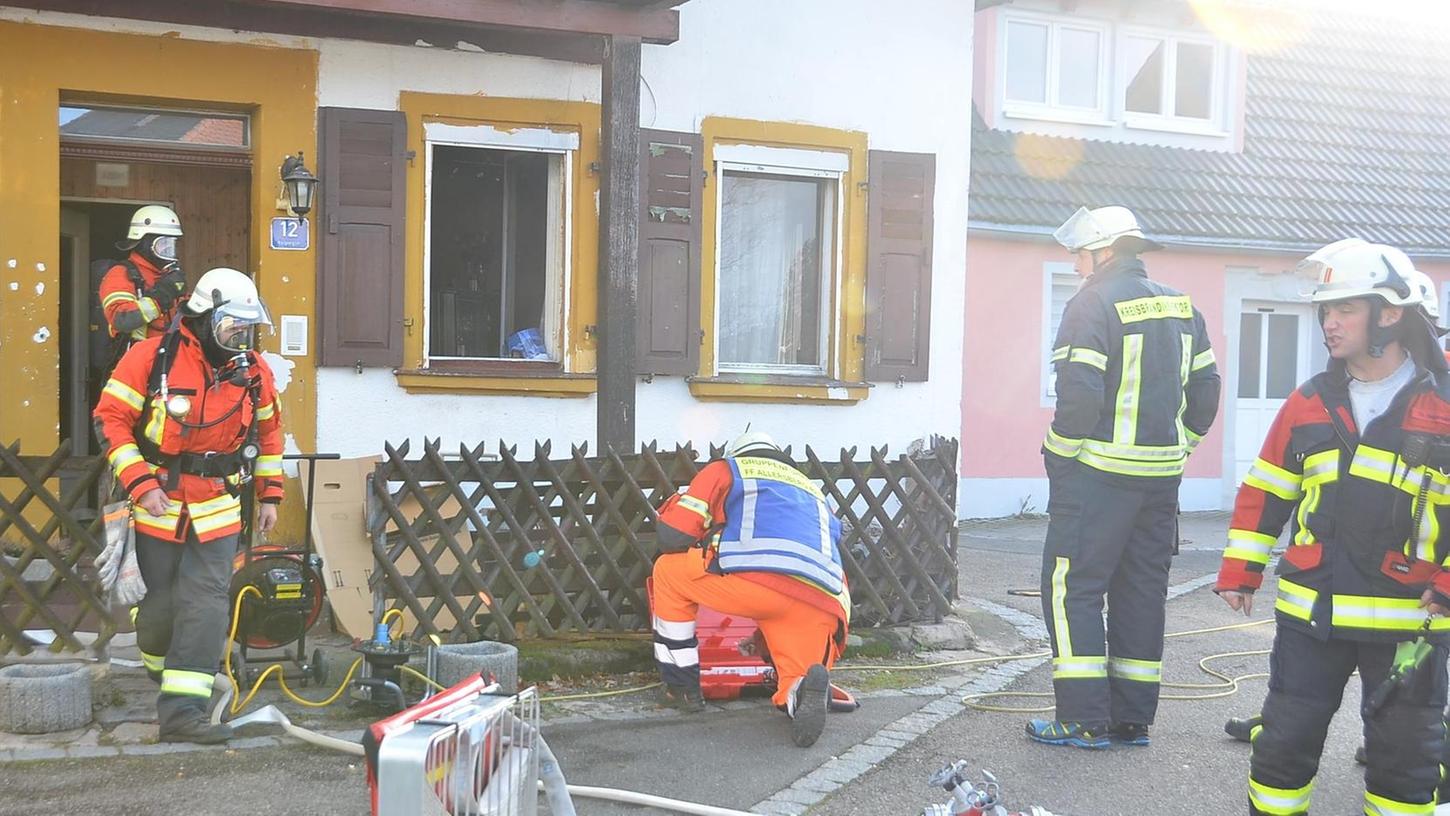 Wie schon vor vier Wochen mussten die Atemschutzträger der Allersberger Feuerwehr zu einem Brand in der Kolpingstraße anrücken. Foto: Josef Sturm