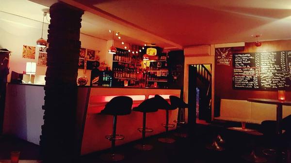 Bei der mono Bar läuft es zur Weihnachtszeit, wie das ganze Jahr, routiniert und spezialisiert. Das bedeutet fränkische Biere und Schnäpse, zehn verschiedene Sorten Gin und selektierte Longdrinks. Von Mittwoch bis Samstag gibt es Live-Sets von Djs auf die Ohren. Dienstag bis Samstag von 20 bis 2 Uhr geöffnet.