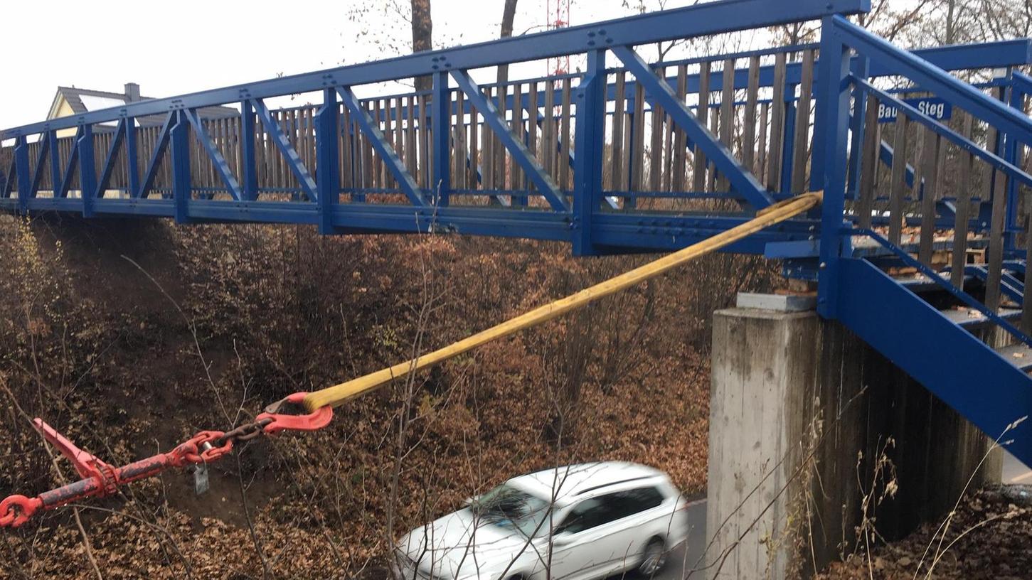 Veitsbronn: Bagger rammt Brücke