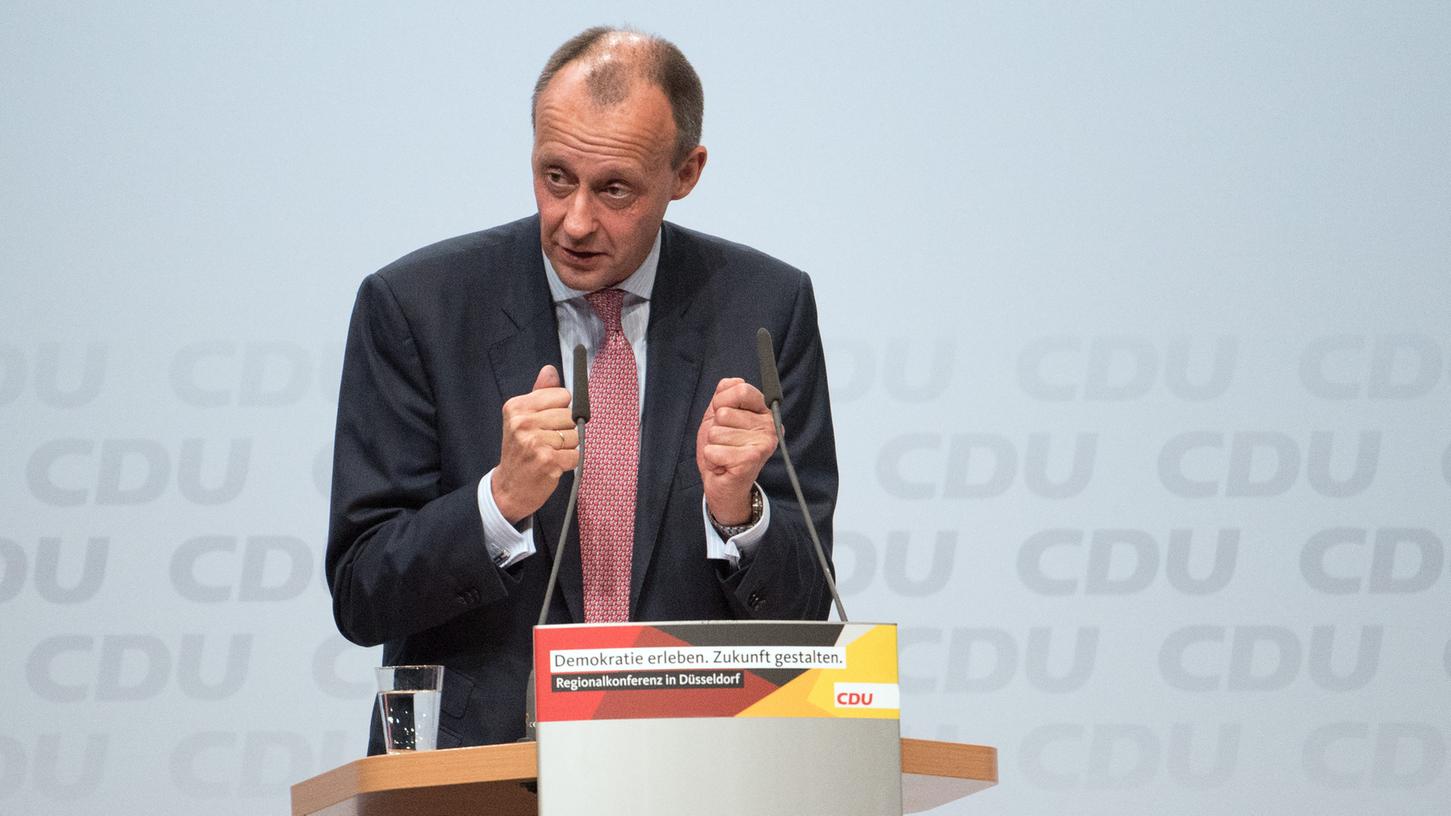 Beim Wettstreit um den CDU-Vorsitz ist Friedrich Merz nach seiner Rede in Nordrhein-Westfalen mit Standing Ovations gefeiert worden.