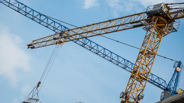 Auch rund um Baustellen droht Gefahr, da dort Bauzäune oder sogar Kräne umstürzen können. Ebenso könnten Baumaterialien oder Teile von Gerüsten durch die Gegend fliegen. Es ist daher ratsam, auch um Baustellen während des Unwetters einen großen Bogen zu machen.